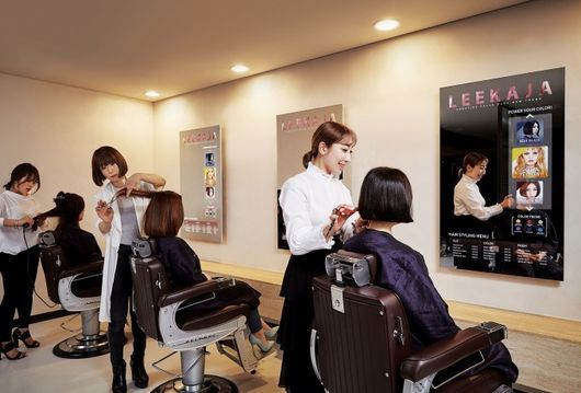 韓国ソウルの美容室がミラーディスプレイを導入（出典：Samsung）