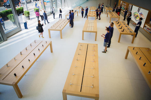 　Appleは、新しいApple Storeの1階を「大通り（Avenue）」と呼んでいる。店が並ぶ小さな街の広場になぞらえていると思われる。パン屋の代わりに「Apple Watch」売り場があるという感じだろうか。