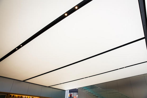 　新しいApple Storeの天井には、やわらかい明るさで店内を照らすよう布で覆われた無数のLED照明が設置されている。