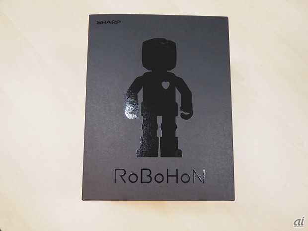 　小型で手軽に持ち運びができるモバイル型ロボット電話「RoBoHoN（ロボホン）」がいよいよ5月26日より発売される。希望小売価格は19万8000円（税別）。ほか、月額980円の利用料やオプションとして保守パックサービス、モバイル通信環境が必要になる。ここではシャープよりお借りし、開封から“目覚めの儀式”までを写真でお届けする。写真はロボホンのパッケージ。胸のハートマークがポイントだ。