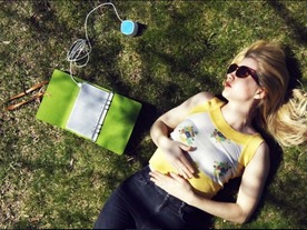  バインダーに挟める太陽電池パネル「SolarBook」--iPhoneを2時間でフル充電