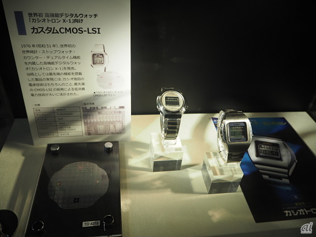 世界初の高機能デジタルウォッチ「カシオトロン」。1976年、世界初の世界時計やストップウォッチ、カウンター・デュアルタイム機能を内蔵した「カシオトロン X-1」を発売した。カシオ独自の電卓技術やCMOS-LSIの採用による低消費電力の技術が生かされたという。