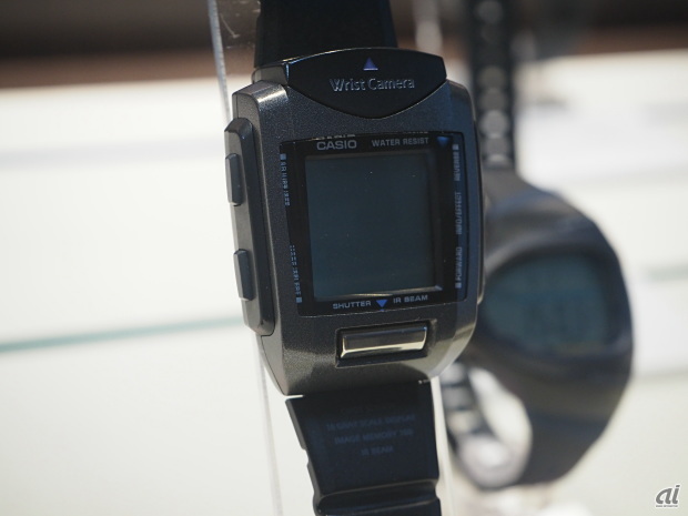 世界初の腕時計型デジタルカメラ「WQV-1」（2000年発売）。