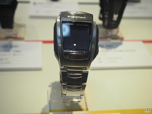 カラー表示とカラー撮影のできる腕時計型デジタルカメラ「WQV-10」（2001年発売）。
