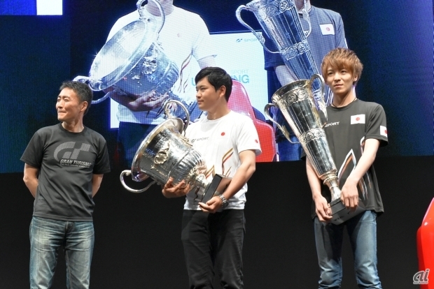 　FIAオンラインチャンピオンシップのプレシーズンテストイベントにて日本代表として参加し、優勝した高橋拓也さん（中央）と冨林勇佑さん（右）がトロフィーを持って登壇。喜びを語る一幕も。