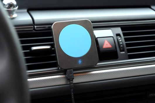 車内で利用するには、シガーソケットに装着する「USB シガーソケット チャージャー」などが別途必要になる