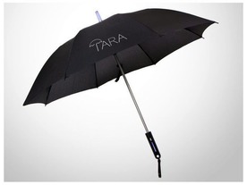 スマホ不要のスマート傘「TARAbrella」--天気予報、置き忘れ防止、LEDライトなど