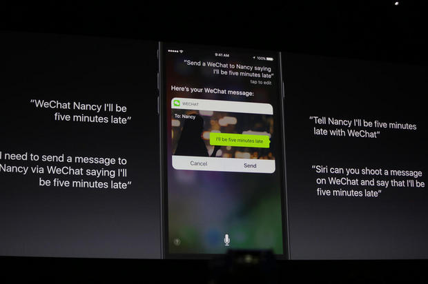 よりスマートな「Siri」

　AppleはSiriのソフトウェア開発キット（SDK）を発表した。開発者はこのSDKを使って、Siriを各自のアプリに統合することができる。

　Siriは単にユーザーの質問に答えるだけでなく（答えてくれないこともあるが）、多くのサービスでユーザーに代わって、特定のタスクをより効果的に直接処理できるようになる。

　例えば、「WeChat Nancy that I'll be 5 minutes late」（「WeChat」で、5分遅れるとNancyに伝えて）と命令すると、WeChatアプリがそのメッセージを処理してくれる。正式にサポートされたアプリで、決済や写真の検索、配車を予約する、といったことも可能だ。この新しいSDKによって、Siriとアプリ開発者、ユーザーの世界はさらに広がるだろう。
