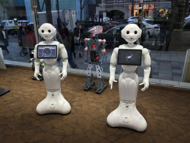 Pepperロボットは東京都内のソフトバンク携帯電話ショップに設置されており、そこで接客をしたり、来店客をもてなしたりしている。