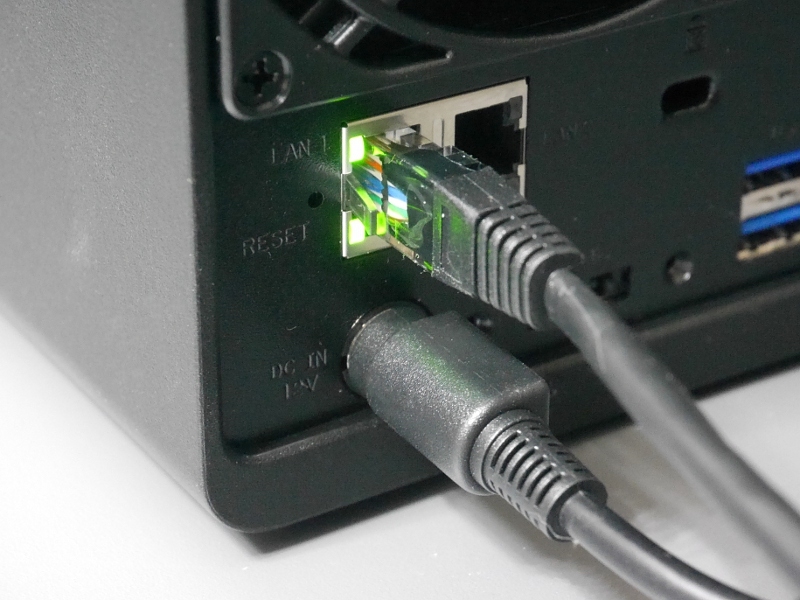 電源ケーブルおよびLANケーブルを接続した状態。リンクアグリゲーションを利用する場合は2つのGigabit LANポートそれぞれにLANケーブルを接続し、本体および接続先のハブで設定を行う必要がある
