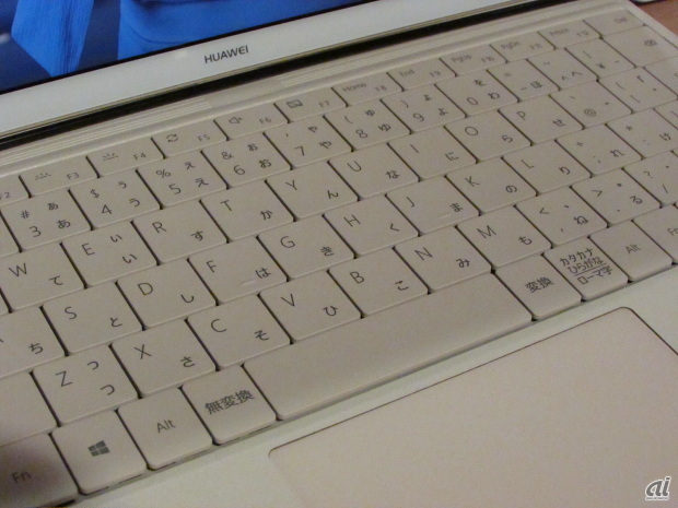 Matebookキーボードのキー。防滴仕様でLEDバックライトも搭載。カバー型のキーボードとは思えないほどキーストロークが深く、心地良いクリック感がある