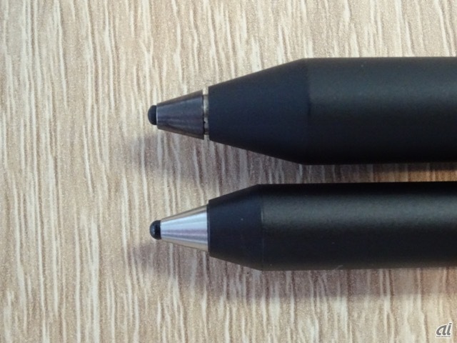 Adonit Pixel（上）とJot Dash（下）とのペン先の比較。Pixelの方が、先端の丸みがやや緩やかになっているようにも見える。