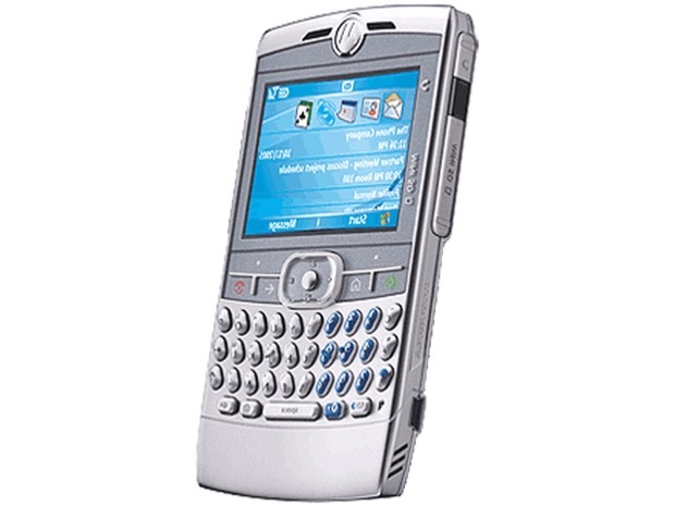 「Motorola Q」

　Motorola Qは「Motorola RAZR」のスタイルを「Windows Mobile」スマートフォンに応用しようとするMotorolaの試みだった。QWERTYキーボード搭載スマートフォンとして初めて販売台数が100万台を突破したが、iPhoneの数少ない競合スマートフォンの1つだったにもかかわらず、Motorolaの折りたたみ式携帯電話ほどの勢いを得ることはできなかった。
