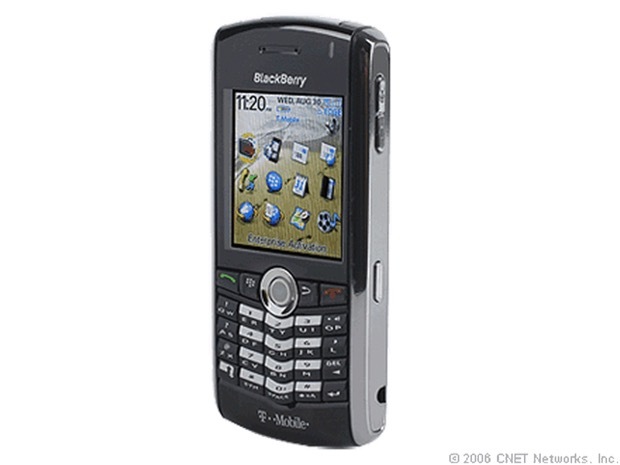 「BlackBerry Pearl 8100」

　印象的な260×240ピクセルのスクリーン（ちなみにiPhoneは320×480）を搭載するPearl 8100は、コンシューマー向けスマートフォン市場に食い込もうとするBlackBerryの試みだった。キーボードレイアウトが物議を醸したほか、Wi-Fiもサポートしていなかったが、1500万台が販売された。
