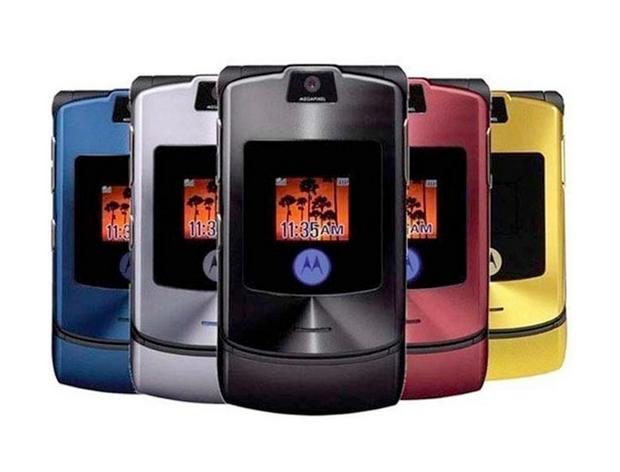 Motorola RAZR

　RAZRと言えば、2004年に発売され、広く普及した携帯電話であり、初代iPhoneが発売されたときも、市場で最も人気の高い端末の1つだった。カミソリのように薄い（0.5インチ、つまり約1.27cm）RAZRは販売終了までの4年間で1億3000万台売れたが、そのディスプレイ、カメラ、接続機能は、スマートフォンが登場するころには、古さが感じられるようになっていた。
