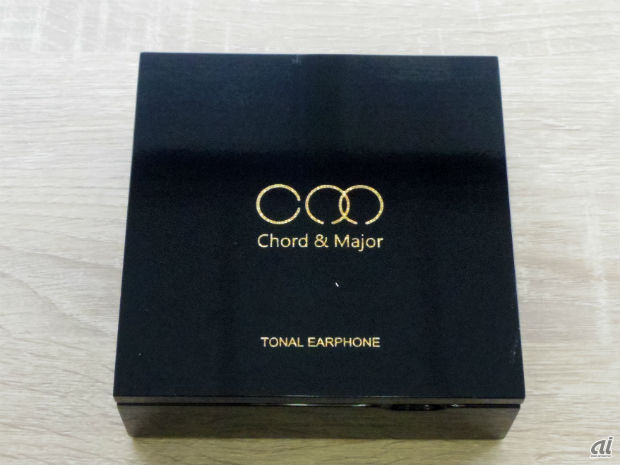 　収納ボックスには12cm四方のウッドボックスを採用。ブランド名「Chord＆Major」のロゴは、螺鈿のようなキラキラとしたゴールド。