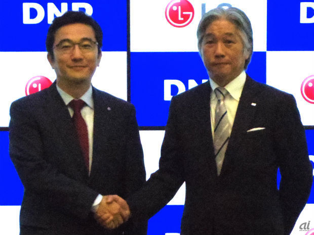 左から LGエレクトロニクス・ジャパンの代表取締役社長である李仁奎氏、大日本印刷の常務取締役である北島元治氏