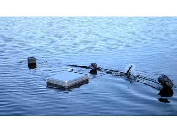 水に浮いてゴミを集めて回る水上ロボット掃除機「Srach」--プール掃除や環境改善に