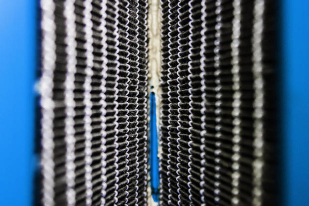 　列状に設置され、データセンター冷却施設の壁を形成するフィルタの1つを近接撮影した写真。