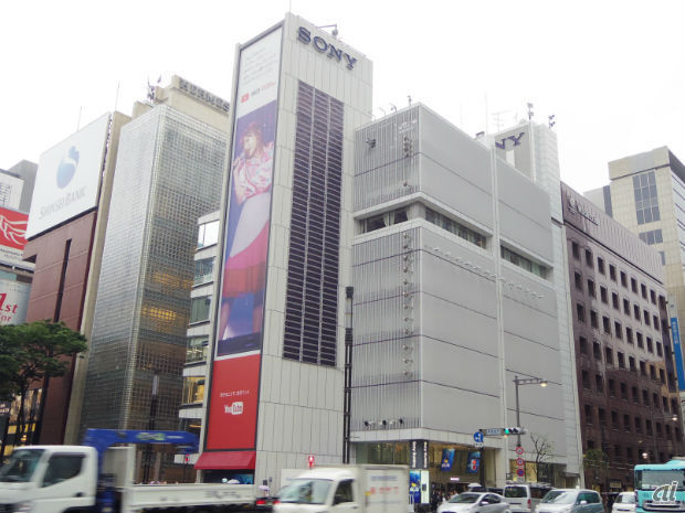 　ソニーは、2017年3月に営業を一旦停止する東京・銀座のソニービルで、Sony Building 50th Anniversary「Sony Aquarium」を開催している。今までソニービルでは数々のイベントを開催してきたが、ビル全体を使っての大掛かりなイベントはこれが最後になるという。

　ソニービルは1966年4月29日に開業し、2016年で50年目を迎えた。待ち合わせ場所としても利用されるなど、銀座を象徴する建物の1つだ。地上8階、地下3階から構成され、2～4階がソニーショールーム、5階がソニーイノベーションラウンジ、6階がソニーイメージングギャラリー銀座、8階がコミュニケーションゾーン「OPUS」になっている。

　8月28日には、ソニーショールームとソニーストア銀座を閉店。9月24日から「GINZA PLACE（銀座プレイス）」で開店する予定になっている。

　3月31日の営業終了後は、地上部分を「ソニーパーク」として開放し、地下フロアはソニーグループのショールーム、飲食、物販用スペースとして活用するとのこと。新ソニービルは2022年にオープンする予定だ。
