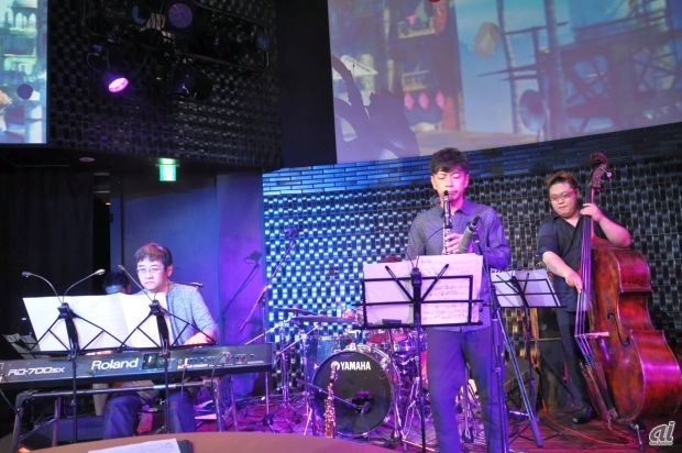 　そして演奏家5人によるバンドセットで、楽曲のミニライブを実施。