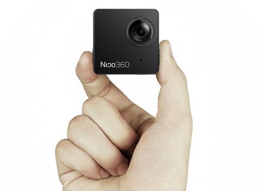 つまんで持てるほど小さい360度カメラ（出典：Indiegogo）