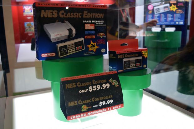 　NES Classic Editionは、米国時間11月11日に60ドルで発売される。コントローラも同日、発売される（米国での価格は10ドル）。