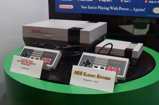 　11月に60ドルで発売予定の任天堂の「NES Classic Edition」が、サンディエゴで開催された「Comic-Con」で展示された。NES Classic Edition」は、オリジナル版の「NES」と比べて明らかに小型だ。