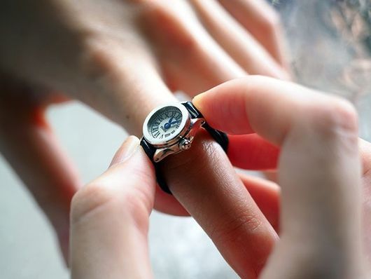 指輪と同じ感覚で装着できる指時計