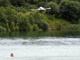 ドイツでドローンを水難救助に活用するデモ--溺れている人にフロートを投下