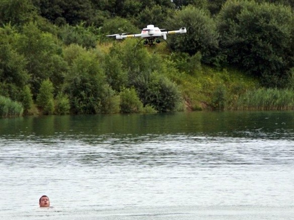 ドイツでドローンを水難救助に活用するデモ--溺れている人にフロートを投下