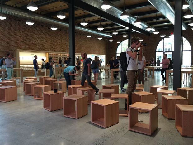 　Appleによると、木製のキューブは来店客とコミュニティーメンバーが集まるためのものだという。