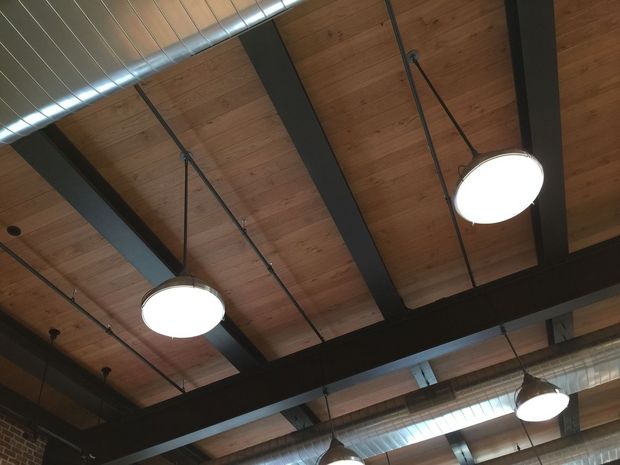 　工業用照明と木製の天井が、年代物の倉庫のような雰囲気を演出している。