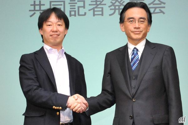 2015年3月に任天堂との提携を発表した。同年7月に亡くなった任天堂元代表取締役社長の岩田聡氏（右）と。