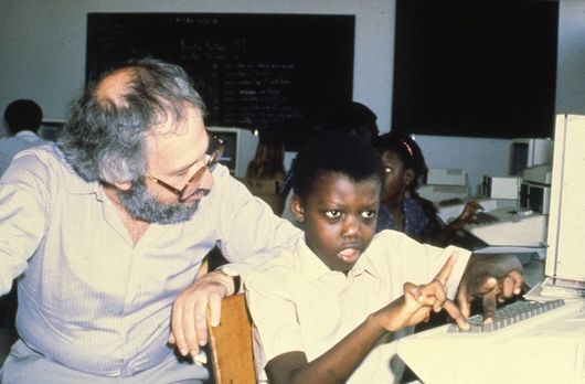貧しい国々の児童教育に尽力（1982年撮影、出典：MIT）