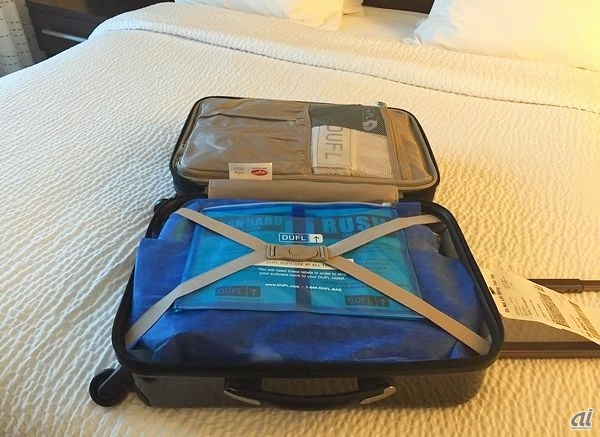 ホテルに届くDUFLスーツケース