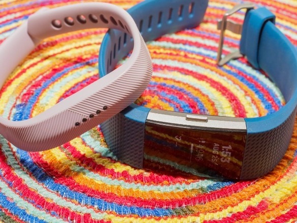 Fitbit、有酸素運動に着目した「Charge 2」と防水の「Flex 2」を発表