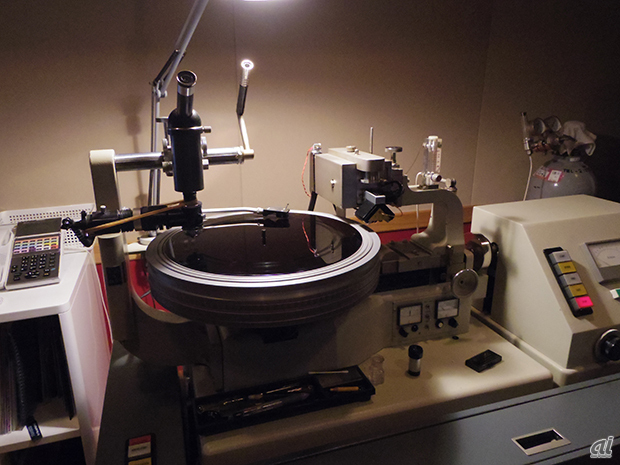 　アナログカッティングシステム。ここでレコード盤の原型とも言えるラッカー盤に音源を記録する。記録には針を使用するが、通常のレコード針とは異なり「カッター針」と呼ばれるものを使う。ラッカー盤にはアルミ板が入っており、レコードよりも重い。カッティングに使用している機材は1970年代の西ドイツ製だという。

　ラッカー盤に刻まれた溝を顕微鏡で見ると、高い音はノコギリの刃のような、低い音は大きなウェーブを描いたような形をしている。
