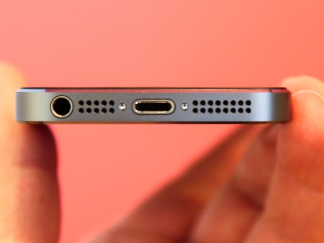 「iPhone 5S」にはLightningポートと3.5mmのヘッドホンジャックが搭載されていた。