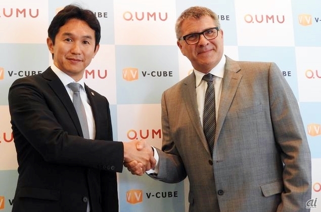 ブイキューブ代表取締役社長の間下直晃氏(左)と、Qumu CEOのVern Hanzlik氏（右）