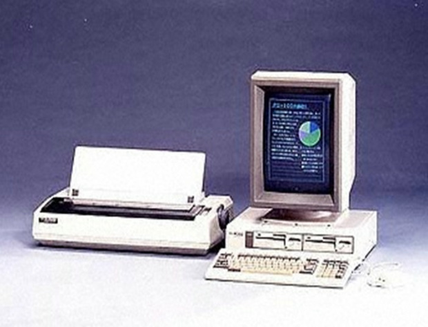 「PC-100」。表計算やワープロなどのアプリケーションが最初からバンドルされており、そのひとつが、後に「一太郎」となるジャストシステムによる、「JS-WORD」だ