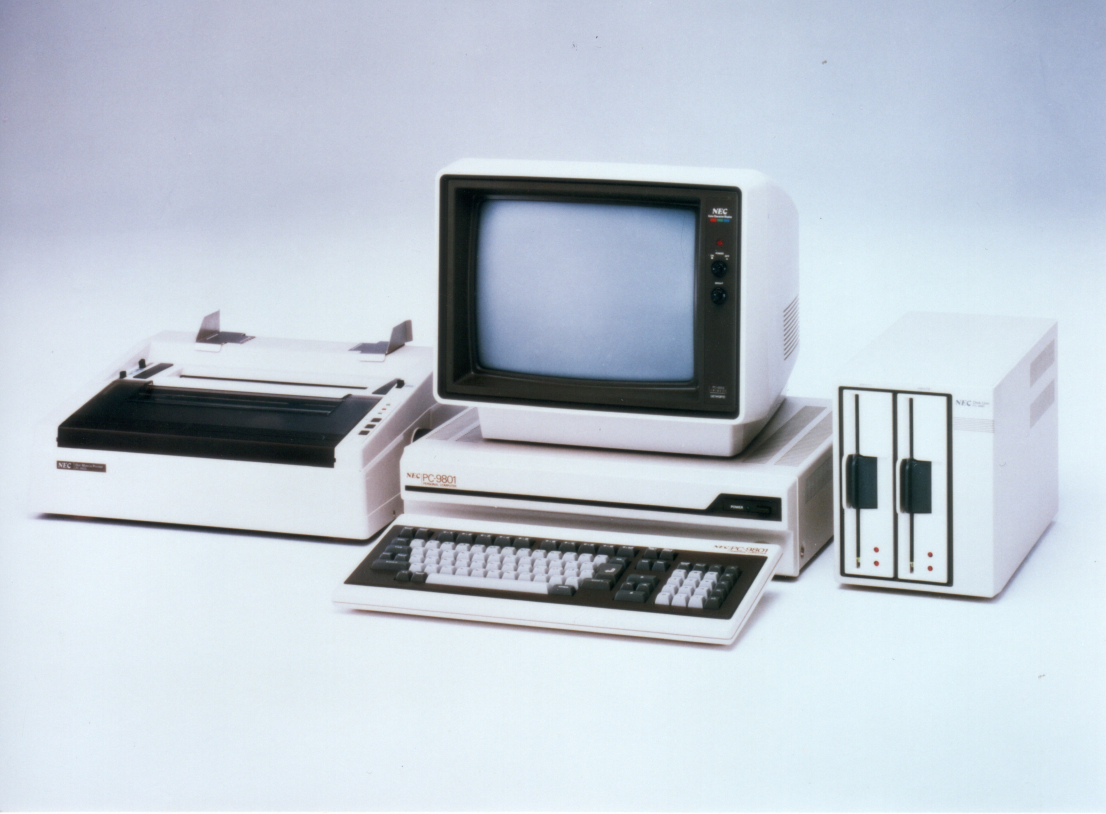 「PC-9801」。マイクロコンピュータに8086を採用、128Kバイトのメインメモリを標準で搭載した16ビットパソコンだ
