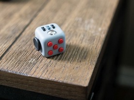役に立たないけど役立つサイコロ型デスク玩具「Fidget Cube」--Kickstarterで大人気