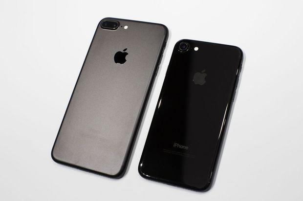 　iPhone 7とiPhone 7 Plusを並べたところ。

