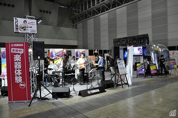 　ヤマハブースでは、楽器の無料体験やライブ演奏で目をひいていた。