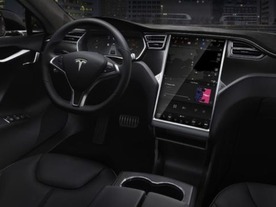 テスラ、「Autopilot」機能を更新へ--5月の死亡事故「防げた可能性が高い」