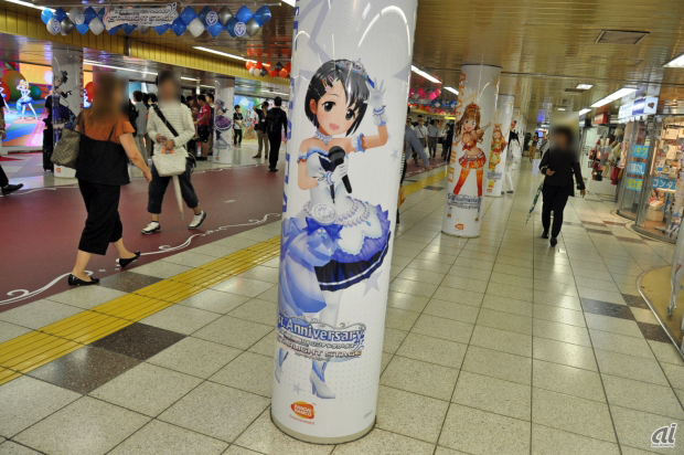 　柱巻きポスターに描かれているアイドルは、30本の柱に2人ずつ、計60人が登場している。