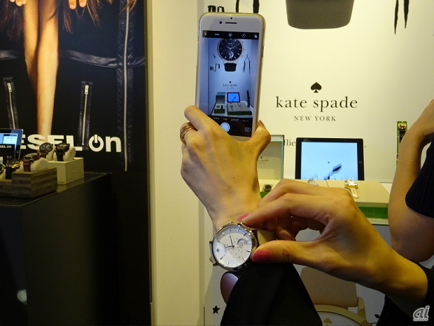 kate spade new yorkのハイブリッドスマートウォッチ。スマートフォンと連携し、時計のボタンでリモート撮影ができる