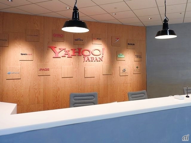　こちらが18階にあるヤフーの新しい受付け。「GYAO!」や「carview!」など、同社のグループ会社のロゴも飾られている。