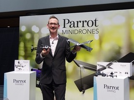 Parrot、“遊べる”小型ドローン発表--高速旋回の固定翼モデルと物体がつかめる2機種